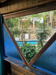 普拉亞做羅莎的住宿－Vila da Mata Hospedagem，从窗户可欣赏到游泳池的景色