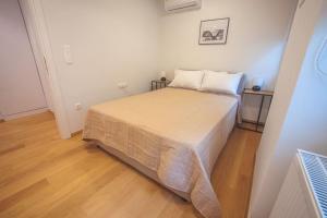 sypialnia z dużym łóżkiem w pokoju w obiekcie Voula Luxury Apartment w Atenach