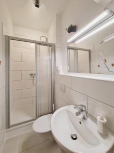 愛爾福特的住宿－Suite am Park，白色的浴室设有水槽和淋浴。
