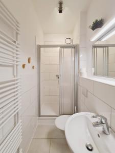 愛爾福特的住宿－Suite am Park，带淋浴和盥洗盆的白色浴室