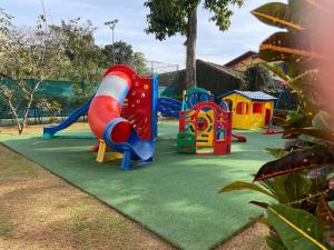 un parque infantil con muchos tipos diferentes de equipos de juego en Lindo Apto Riviera de São Lourenço Mod 3 en Riviera de São Lourenço