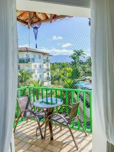 a patio with a table and chairs on a balcony at Lindo Apto Riviera de São Lourenço Mod 3 in Riviera de São Lourenço