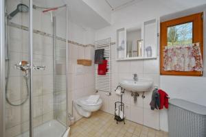 e bagno con doccia, servizi igienici e lavandino. di Gästehaus Landgraf a Bad Hindelang