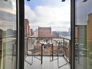 a balcony with a table and chairs and a view of a city at Ohlerich Speicher App_ 15 in Wismar
