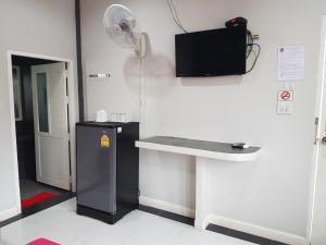 TV a/nebo společenská místnost v ubytování ภูรักษ์รีสอร์ท บ้านกรูด