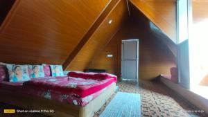 een slaapkamer met een bed op zolder bij Holidays homestay in Mirik
