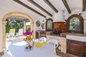 een keuken met een tafel met daarop een schaal fruit bij Casa Alba in Jávea