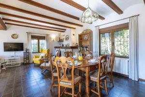 een eetkamer met een tafel en stoelen bij Casa Alba in Jávea