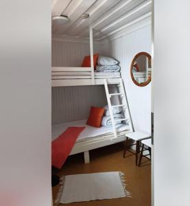 Postelja oz. postelje v sobi nastanitve Årsunda Strandbad Sjösunda vandrarhem