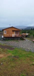 una pequeña casa de madera en un campo rocoso en Cabañas y Tinajas FERISI, en Cochrane