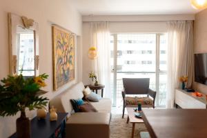 sala de estar con sofá y silla en *Apartamento com localização perfeita* en Maceió