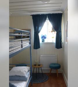 Postelja oz. postelje v sobi nastanitve Årsunda Strandbad Sjösunda vandrarhem