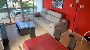 A seating area at Apartamento Ginette SunBeach