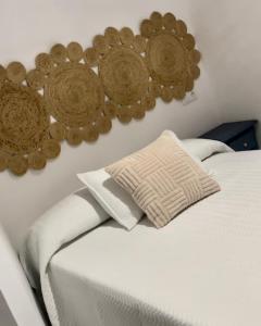 sypialnia z łóżkiem z brązowymi płytkami na ścianie w obiekcie Alojamientos El Carmen w mieście Écija