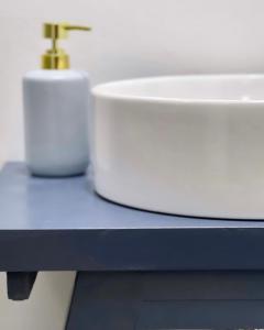 a white bathroom sink sitting on top of a counter at Alojamientos El Carmen in Écija +12 photos