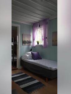 Postelja oz. postelje v sobi nastanitve Årsunda Strandbad Sjösunda vandrarhem
