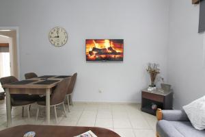 Televisor o centre d'entreteniment de North Cyprus Sunshine Oasis - 2 Bedroom apartments in Magusa Famagusta