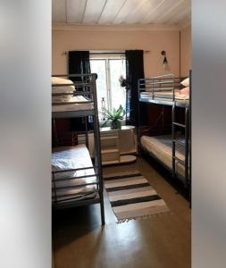 Katil dua tingkat atau katil-katil dua tingkat dalam bilik di Årsunda Strandbad Sjösunda vandrarhem