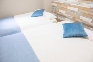 Giường trong phòng chung tại Guest House HAMAYA 大国町駅から1分,難波駅まで1駅2分の好立地 +31 ảnh