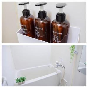 zwei Flaschen Seife und ein Waschbecken im Bad in der Unterkunft Guest House HAMAYA 大国町 in Osaka