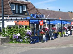 ein Blumenladen mit einem Fahrrad davor in der Unterkunft Hotel de Vriezerbrug in Tynaarlo