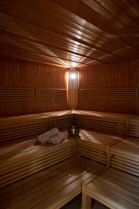 an empty wooden sauna with a bowl in it at Ferienvermietung Sporer in Sankt Englmar +20 photos