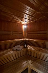 an empty wooden sauna with a bowl in it at Ferienvermietung Sporer in Sankt Englmar