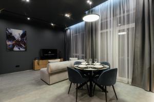 uma sala de estar com uma mesa e um sofá em Luxury Apartments BUDAPEST em Uzhhorod