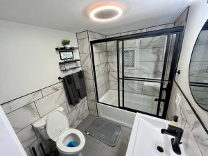 2 Bed Berkshire Getaway @ Stephentown Hotel tesisinde bir banyo