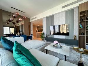 un soggiorno con due divani bianchi e una TV di Luxury 3Bedroom Apt with balcony in Downtown a Dubai