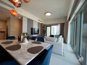 TV a/nebo společenská místnost v ubytování Luxury 3Bedroom Apt with balcony in Downtown