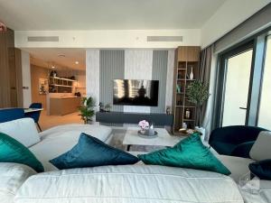 Posezení v ubytování Luxury 3Bedroom Apt with balcony in Downtown