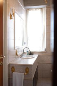 a bathroom with a sink and a window at CLICCA PER L'OFFERTA Ad UN Passo dal MARE con Doccia JACUZZI in Pescara