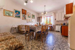 a kitchen and living room with a table and chairs at Casa Vacanza Mais in Camaiore