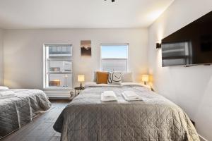 Postel nebo postele na pokoji v ubytování Venture Vacation-Modern Modern & spacious City Center Oasis