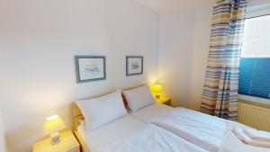 グレーミッツにあるSonnenhügel App. 04のベッドルーム(白いベッド1台、窓付)