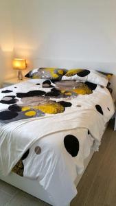 uma cama preta e branca com um cobertor de vaca em Casa Laura 2 em Plesio