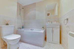 een badkamer met een toilet, een bad en een wastafel bij Stunning Central Space in the City 2BR 2BA in Sheffield