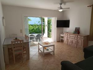 Una sala de estar con una mesa y un comedor. en Villa Torrents, en Calafat