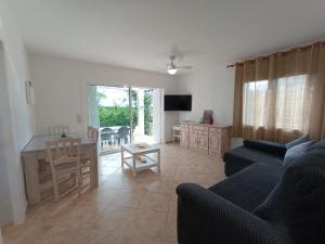 una sala de estar con un sofá y una mesa en Villa Torrents, en Calafat