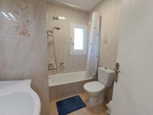 Un baño con inodoro, bañera y lavabo. en Villa Torrents, en Calafat 34 fotos más