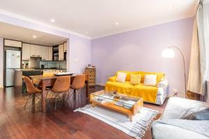 uma sala de estar com um sofá amarelo e uma mesa em 2 Bedroom Oasis in MRP em Cidade do Cabo