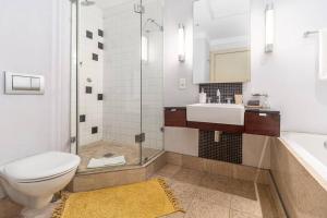 uma casa de banho com um WC, um lavatório e um chuveiro em 2 Bedroom Oasis in MRP em Cidade do Cabo