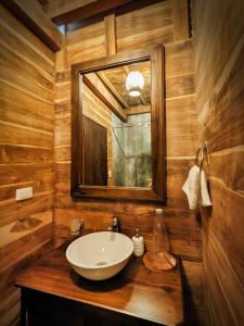 bagno con lavandino e specchio di Yaku Hostel a Playa Mendiguaca