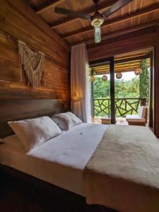 ein Schlafzimmer mit einem großen Bett und einem Fenster in der Unterkunft Yaku Hostel in Playa Mendiguaca