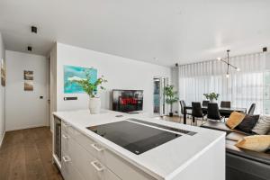 Kuchyň nebo kuchyňský kout v ubytování Venture Vacation-Modern Modern & spacious City Center Oasis