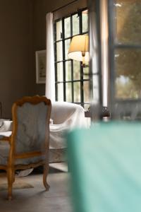 sala de estar con silla y ventana en El Pinar de La Caballeriza en San Rafael