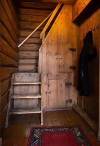 um quarto no sótão com uma escada e um armário em Bergmannsgata 3 em Røros