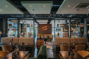 ein Restaurant mit Tischen und Stühlen und einer Bar in der Unterkunft Hotel Schimmel in Woudenberg