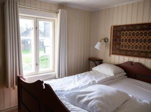 a bedroom with a bed and a window at Bergmannsgata 3 in Røros